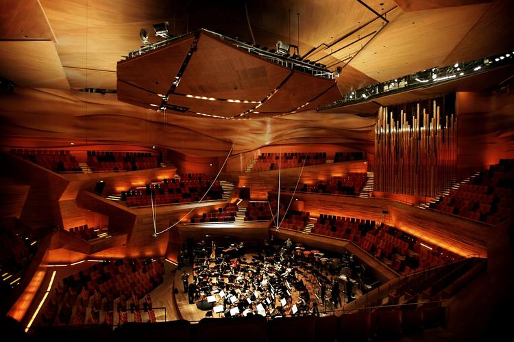 »Akustikken i DR's nye, store koncertsal er fremdeles udfordrende for musikere, dirigent og publikum«, skriver Politikens anmelder, der giver Mozart- og Brucke-koncerten fire stjerner. Arkivfoto 