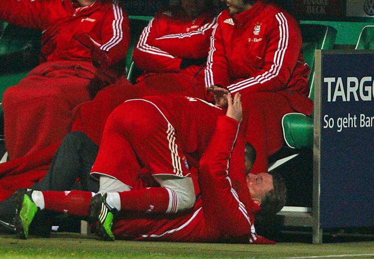 Styrt. Arjen Robbens omfavnelse af Bayern-træner Luis van Gaal sendte dem begge til jorden. 