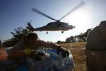 Nødhjælp En amerikansk soldat prøver at holde styr på en sending vand til en flygtningelejr i Port-au-Prince. 