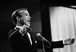 Vinder. Bjørn Tidmand synger 'Sangen om dig' i det danske Melodi Grand Prix i 1964. Arkivfoto. 