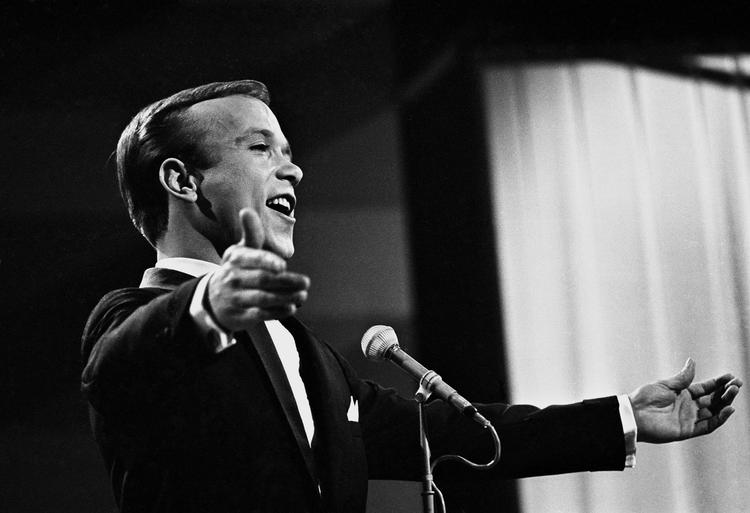 Vinder. Bjørn Tidmand synger 'Sangen om dig' i det danske Melodi Grand Prix i 1964. Arkivfoto. 