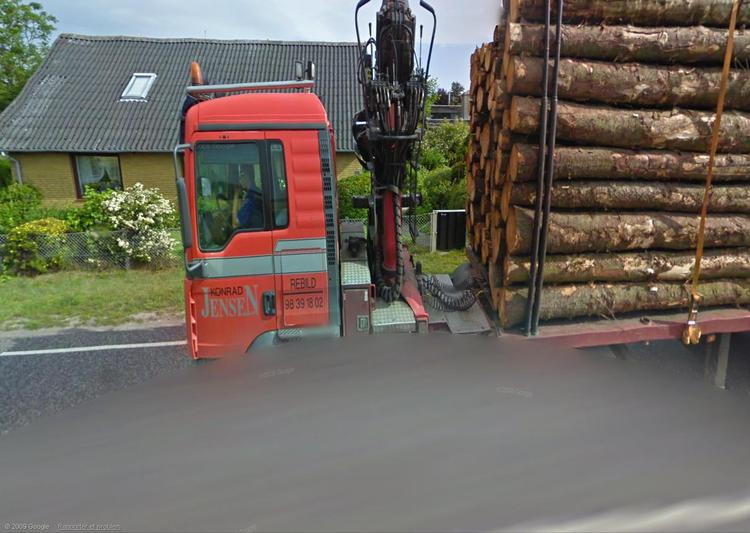 RUTINERET. Vi har alle forskellige måder at styre vores køretøjer på. Denne chauffør fra Midtjylland har valgt at gøre det med sine albuer, som Martin Poulsen her har bemærket. 