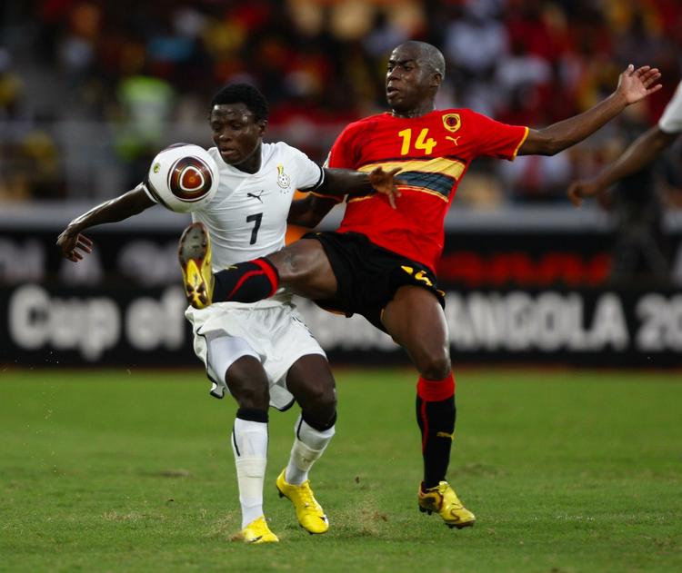gæstfri. For Angola og Djalma Campos (i rødt) sluttede turneringen med et nederlag til Ghana og Samuel Inkoom. 