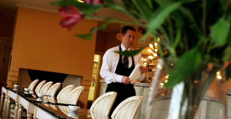 Molskroen ved Femmøller Strand drives dygtigt og sympatisk af de  to unge kokke Tommy Friis og Andreas Harrebek. Prisniveauet ligger dog over flere af Michelin-restauranterne i København. 