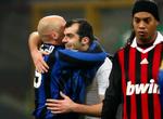 Sejr. Inters Goran Pandev og Esteban Cambiassonyder scoringen til 2-0. Milans Ronaldinho skulle senere i kampen brænde et straffe. 