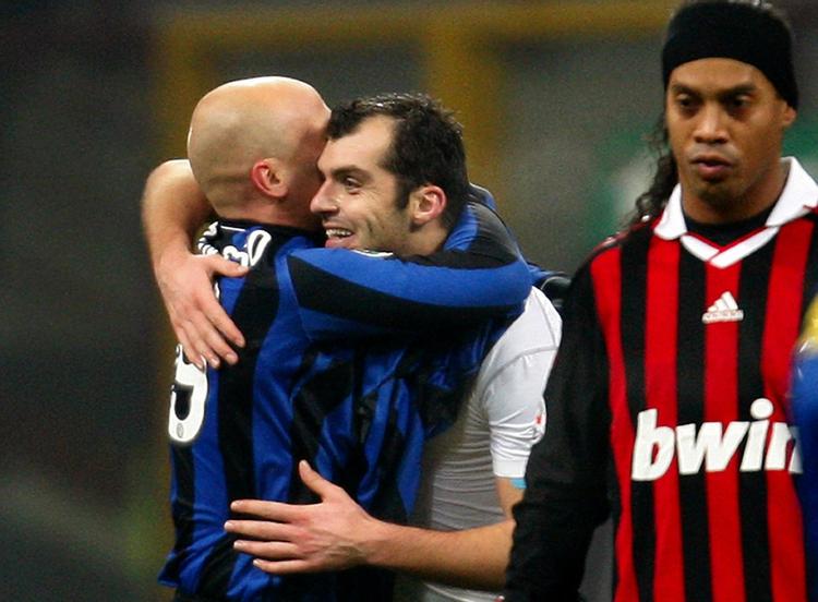 Sejr. Inters Goran Pandev og Esteban Cambiassonyder scoringen til 2-0. Milans Ronaldinho skulle senere i kampen brænde et straffe. 