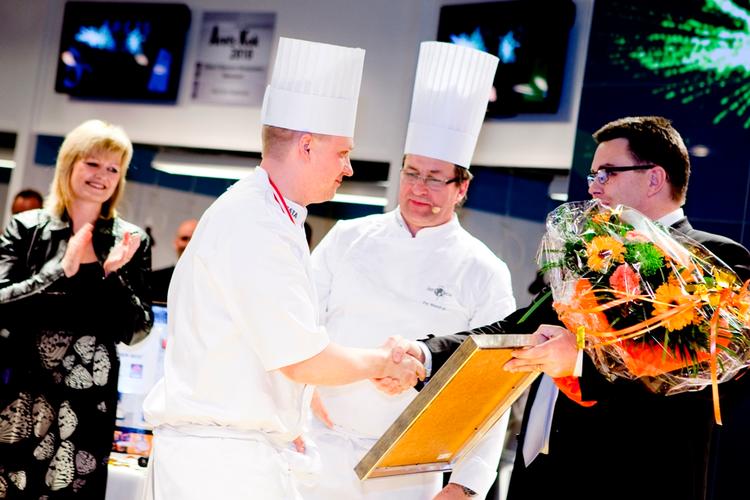 Tommy Friis fik sammen med titlen som 'Årets Kok 2010' overrakt en  førstepræmien på 30.000 kroner. 