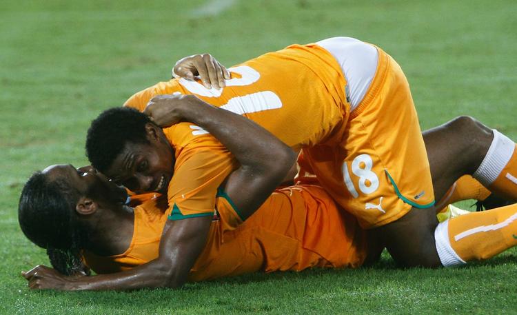 forgæves. Med sit mål efter 89 minutter troede Keita (øverst), at han og Didier Drogba jublede over et sejrsmål mod Algeriet, men det ændrede to hovedstødsmål. 
