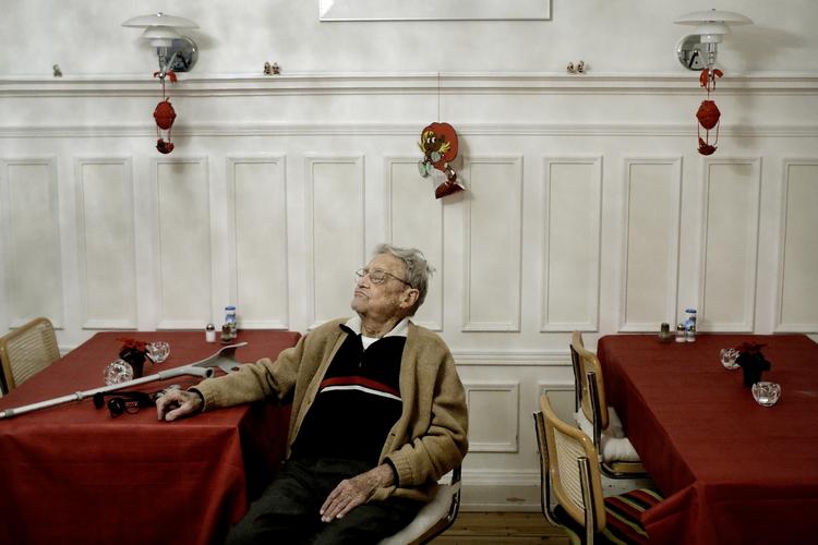 Bruno Larsen på 90 år, får sig en lille lur ved bordet. på plejehjemmet "Lotte" på Frederiksberg. 