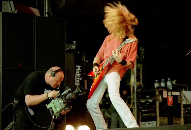 Megadeth har tidligere fået festivalgæster til at headbange i Danmark - her leder guitaristen an på Midtfynfestivalen i 1997. 