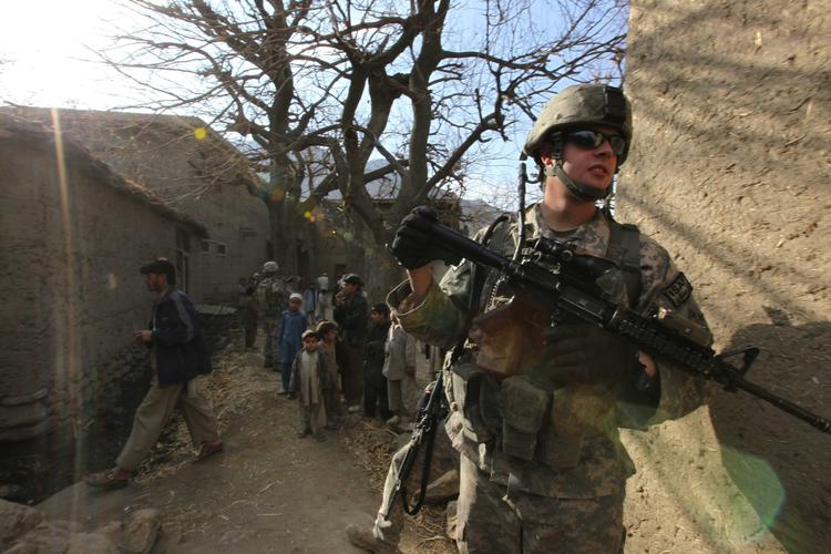 Krigstræt. Der må findes en politisk løsning i Afghanistan. Og det betyder, at Taleban skal involveres. 