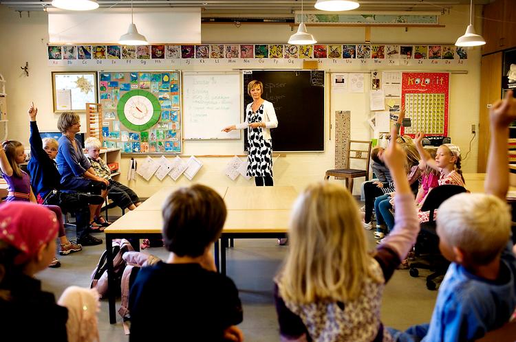Grænse. I gennemsnit sidder der 20 elever i hver folkeskoleklasse. Tallet dækker imidlertid over store regionale forskelle. Nogle klasser er nede på 12, andre rammer loftet på 28. Arkivfoto: 