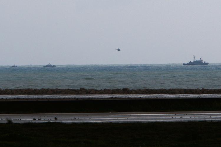 Redningsaktion. FN' s flådestyrker og libanesiske redningshold i området, hvor et fly med 92 passagerer er styrtet i Middelhavet. 