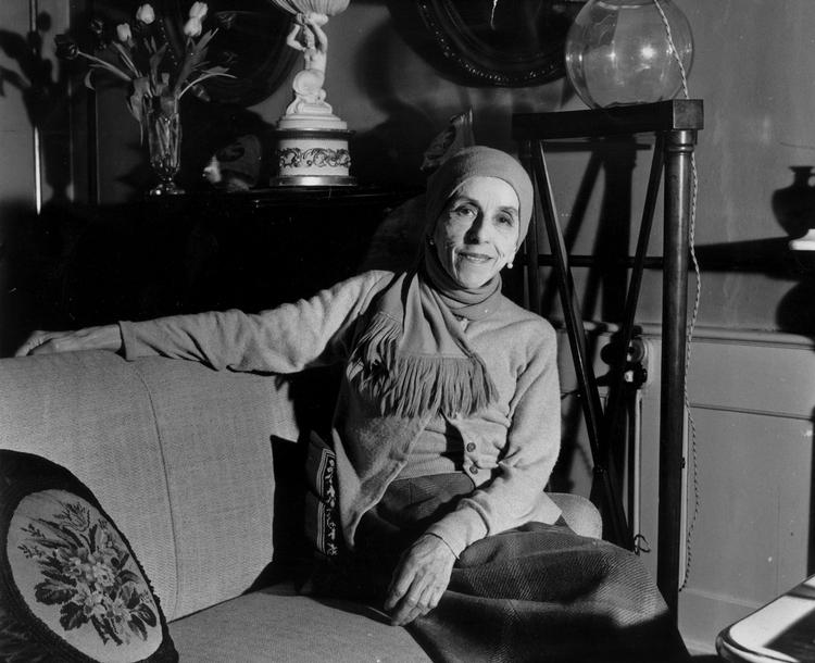 Divan. Karen Blixen i sit hjem på Rungstedlund. Nu har Schmidt-Madsen skrevet en solid introduktion til forfatteren. 