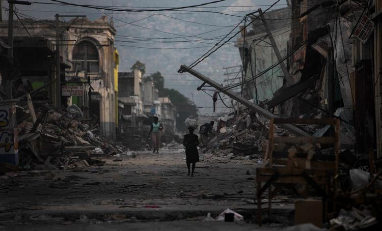Trøstesløst. Havde indbyggerne i Haiti blot boet i løvhytter som de ædle vilde og ikke i skrøbelige cementbyggerier, opført af skruppelløse spekulanter, ville de ifølge den franske filosof Jean-Jacques Rousseaus logik have overlevet. Foto: Gregory Bull 