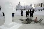 Hellighed. Den særlige religiøse højtid i januar bruger mange russere til at drikke eller bade i vand, der ellers anses for at være sundhedsfarligt. 