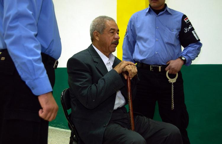 Kemisk. Foto fra december 2004, hvor 'Kemiske Ali', fætter til Saddam Hussein, første gang blev ført ind i en retssal. 