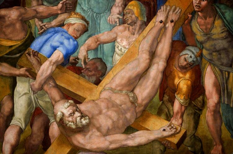 Fastlagt. Det oprindelige motiv gik ikke i modreformationens Italien, og en anden kunstner blev sat til at korrigere motivet ved at dække Sankt Peters blottede køn og sømme ham fast. Foto: Osservatore Romano/AP 
