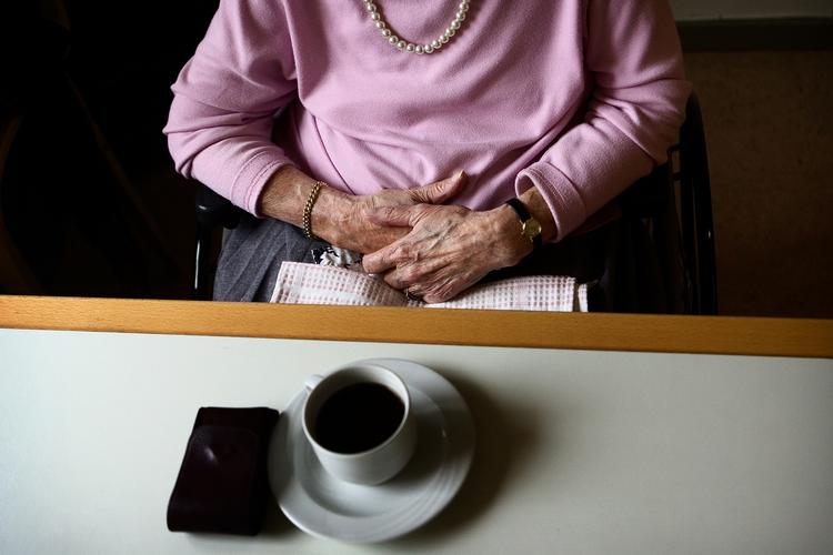pleje. Pleje er ikke en opgave for private firmaer, mener borgmesteren i Danmarks mest udbudsivrige kommune. 