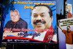 Valggyser. Det er næsten dødt løb mellem udfordreren Sarath Fonseka og den siddende srilankanske præsident, Mahinda Rajapaksa, der er afbilledet på valgplakaten. 