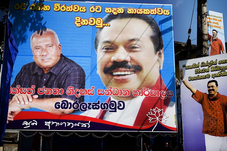 Valggyser. Det er næsten dødt løb mellem udfordreren Sarath Fonseka og den siddende srilankanske præsident, Mahinda Rajapaksa, der er afbilledet på valgplakaten. 