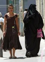 kulturmøde. To kvinder - den end indhyllet i niqab - fotograferet på gaden i Marseilles sidste sommer. 