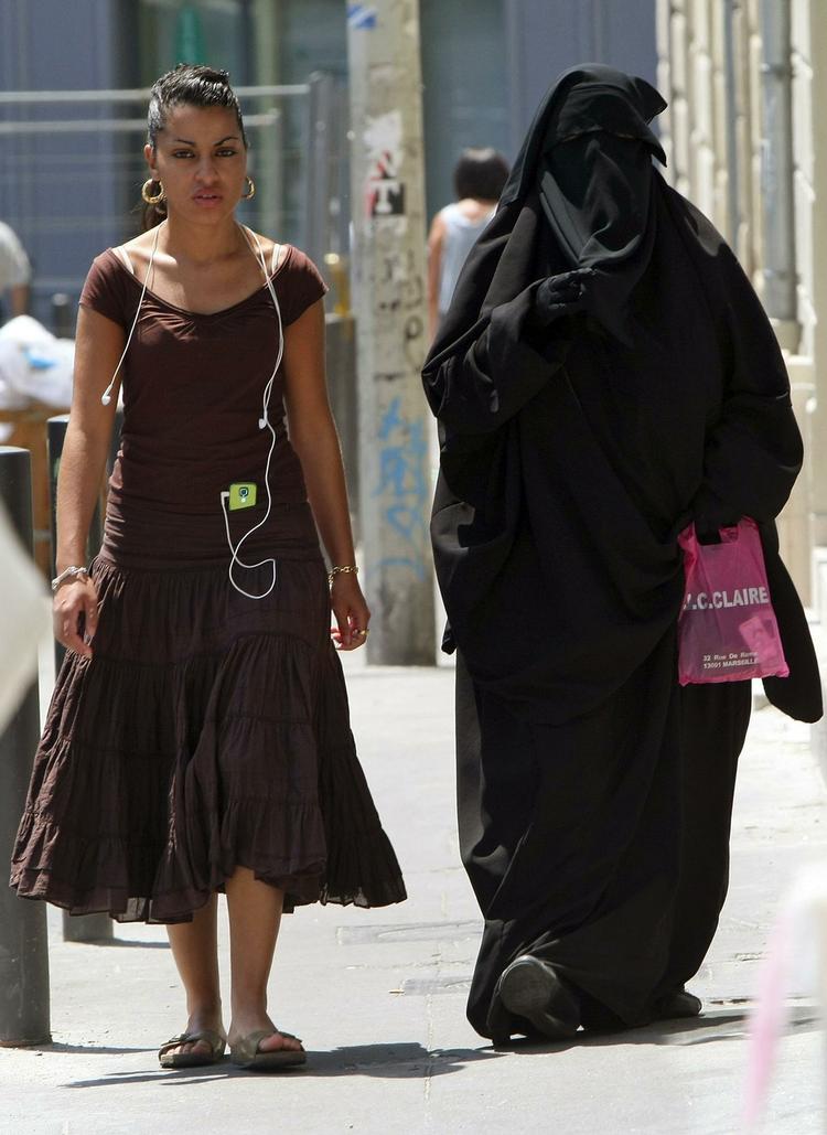kulturmøde. To kvinder - den end indhyllet i niqab - fotograferet på gaden i Marseilles sidste sommer. 