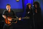Bossen. Bruce Springsteen er en af de mange musikere, der spillede ved sidste uges tv-indsamling 'Hope for Haiti Now'. Alle sange kan købes på iTunes, og det er der mange, der har gjort. 