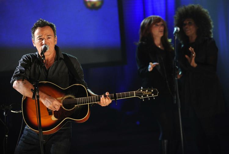 Bossen. Bruce Springsteen er en af de mange musikere, der spillede ved sidste uges tv-indsamling 'Hope for Haiti Now'. Alle sange kan købes på iTunes, og det er der mange, der har gjort. 