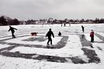 Brrrrrr. Det er nu blevet så koldt, at det er sikkert at færdes på mange søer. Her er der skøjteløb på Hornbæk Sø. 