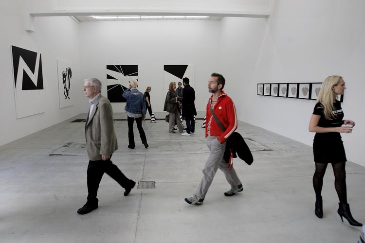 Kunstdebat. Samtidskunsten er stort set usynlig i mediebilledet, og den bliver derfor opfattet som uforståelig og uvedkommende for de mennesker, der potentielt kunne være interesserede. 