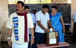 Valghandling. Præsident Rajapaksa på et valgsted, mens sønnen afgiver sin stemme, og hustruen ser til. 
