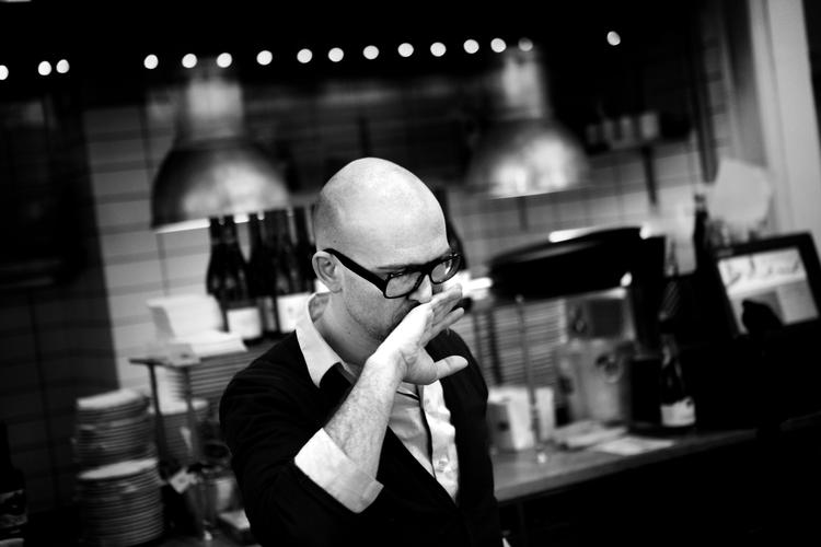 Pirring. Christoffer Boe har smidt det asketiske ud til højre i sin nye film, 'Alting bliver godt igen', og vendt sig mod thrilleren, der helt grundlæggende skal kunne pirre, men også sagtens kan handle en mand, der fortaber sig, og en vìs kvinde, han skulle have lyttet til i tide. 