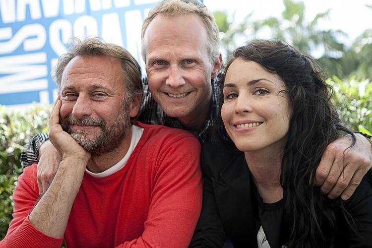 Vinderteam. Instruktør Niels Arden Oplev står her med hovedrolleindehaverne i Millenium-trilogien, Michael Nyqvist og Noomi Rapace under filmfestivalen i Cannes i 2009. Arkivfoto. 