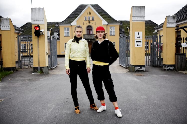 Aktivister. Pil Christensen (til venstre) og Anna Bågø fotograferet i efteråret foran Sandholmlejren, som de ville lukke ved en happening. 