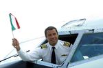 Pilot. John Travolta er glad for fly. Her er han fotograferet i sin Boeing 707 ved en tidligere lejlighed. 