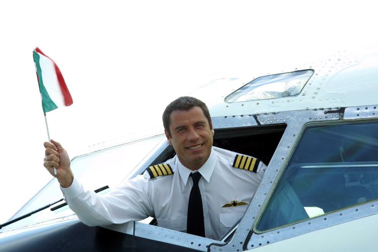 Pilot. John Travolta er glad for fly. Her er han fotograferet i sin Boeing 707 ved en tidligere lejlighed. 