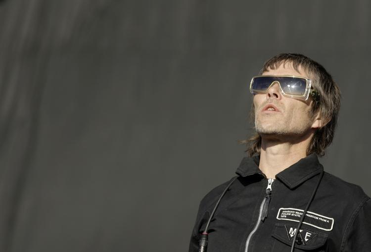 Ian Brown her fotograferet ved Reading Festival sidste år har aldrig sunget fantastisk. Men ved koncerten i Vega var det decideret pivfalsk. 