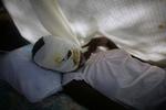 En såret kvinde på et hospital - her dog i Port-au-Prince. I Leogane kommer der stadig flere sårede til Læger Uden Grænsers felthospital. 