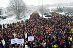 Protester. Flere tusinde mennesker har hen over vinteren demonstreret flere gange for at få General Motors til at redde Saab. Nu er det lykkedes at finde en ny ejer, der kan køre bilmærket videre. 