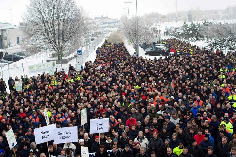 Protester. Flere tusinde mennesker har hen over vinteren demonstreret flere gange for at få General Motors til at redde Saab. Nu er det lykkedes at finde en ny ejer, der kan køre bilmærket videre. 