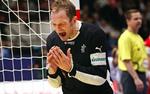 tak. Efter at have reddet straffekastet fra Håvard Tvedten, fik Kasper Hvidt god hjælp af Lars Jørgensen, der forhindrede nordmanden i at tage riposten. 