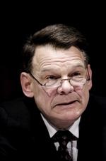 angreb. Muslimske fædre dræber. Og onkler voldtager. Sådan udlægger Jesper Langballe virkeligheden. 