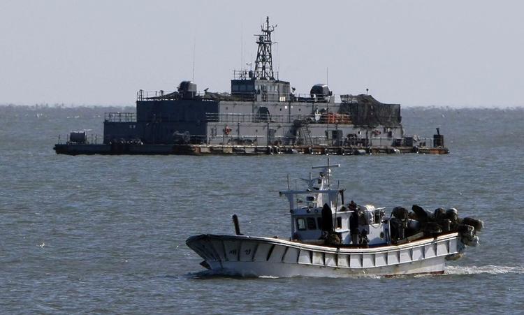 Havgrænsestrid. Billedet er fra november i fjor og viser den sydkoreanske marinebase på en ø tæt ved det havområde, hvor der netop har været artilleribeskydninger. 