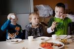 Forældrebestyrelserne i de enkelte institutioner får nu selv lov at vælge, om institutionen skal have en fælles madordning, eller om forældrene skal smøre madpakker. Arkivfoto. 