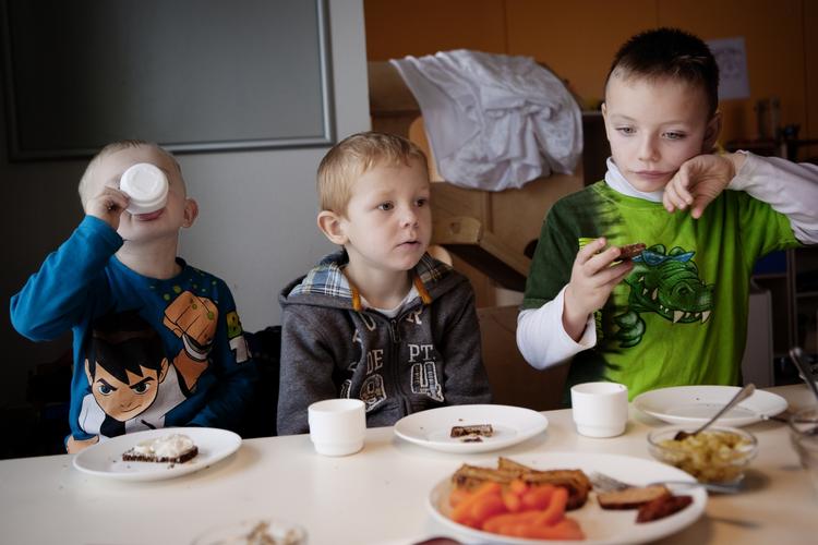 Forældrebestyrelserne i de enkelte institutioner får nu selv lov at vælge, om institutionen skal have en fælles madordning, eller om forældrene skal smøre madpakker. Arkivfoto. 