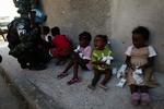 MADUDDELING. Brasiliansk FN-soldat deler mad ud til småbørn i Cité Soleil-bydelen i Port-au-Prince. Arkivfoto. 