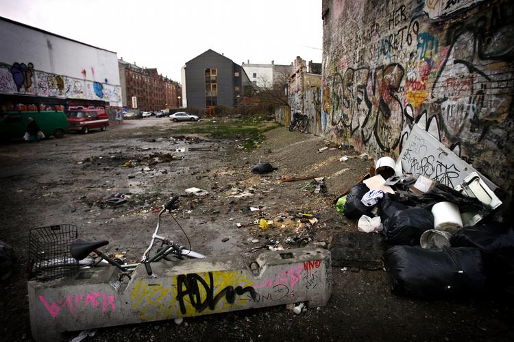 Strafnedsættelse. Alle ti ungdomshusaktivister fik nedsat deres straf i Østre Landsret. Her er det grunden Jagtvej 69 på Nørrebro ét år efter rydningen af Ungdomshuset. 