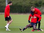 comeback. Efter tre måneders pause skal Nicklas Bendtner være med til at genrejse Arsenal - lige som han her giver Emmanuel Eboue en hjælpende hånd. Arkivfoto 