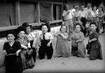 Livsmod. Efter at krigens rædsler var overstået, flyttede familien Ovitz til Israel, hvor de i en periode turnerede som De Syv Dværge fra Auschwitz. Foto fra bogen med tilladelse fra Perla Ovitz. 
